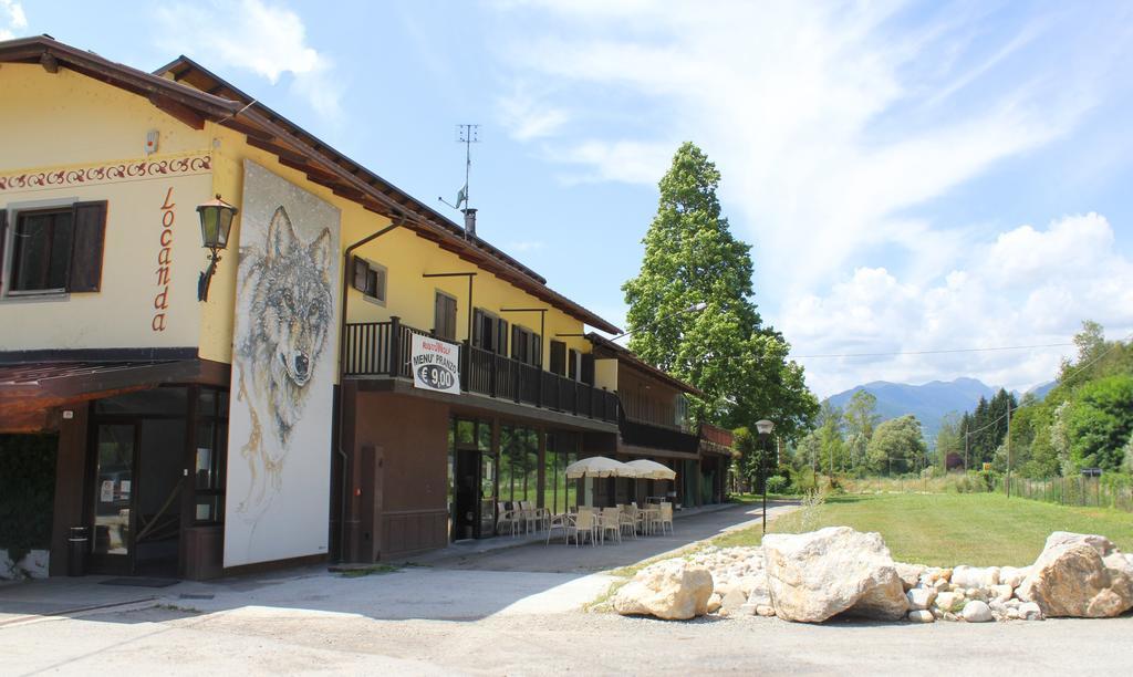 Wolf Village Demonte Cameră foto